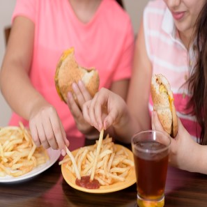 الافتقار إلى الحماية من إعلانات الأغذية غير الصحية يؤثر على اختيارات الأطفال الغذائية